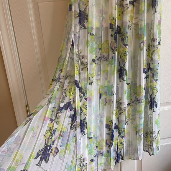 Beautiful BCBG generation pleated skirt - Picture 3 of 5